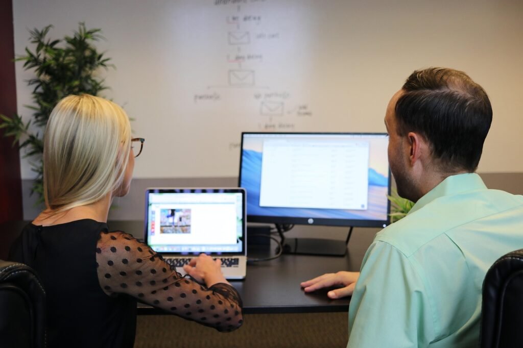 Two people working eith the computer using Candizi