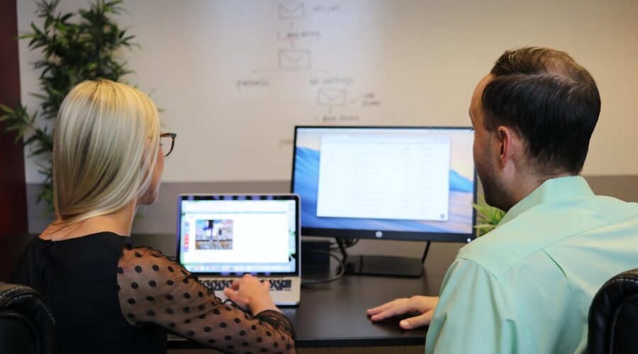 Two people working eith the computer using Candizi
