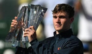 Jack Draper holding trophy
