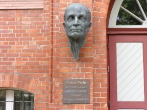 Oskar Picht statue on a wall