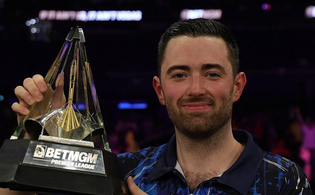 Luke Humphries with trophy